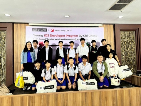 Group photo at the Young iOS Developer Program by Chi Chang